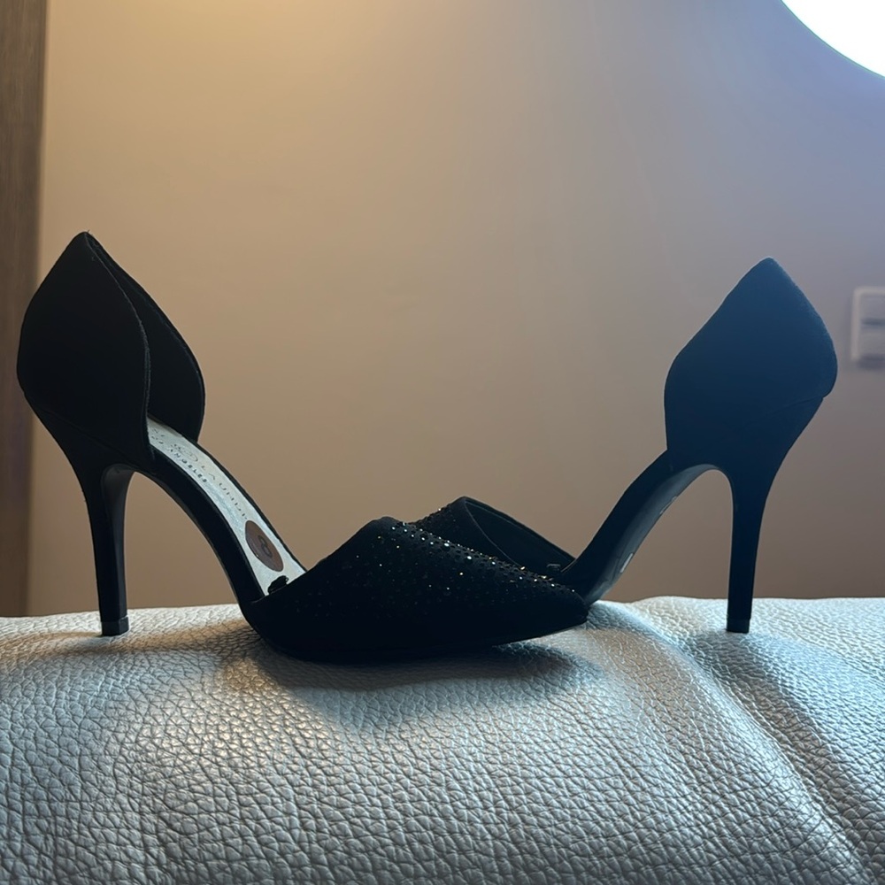 SIZE 8. Sexy jeweled suede black stiletto pumps